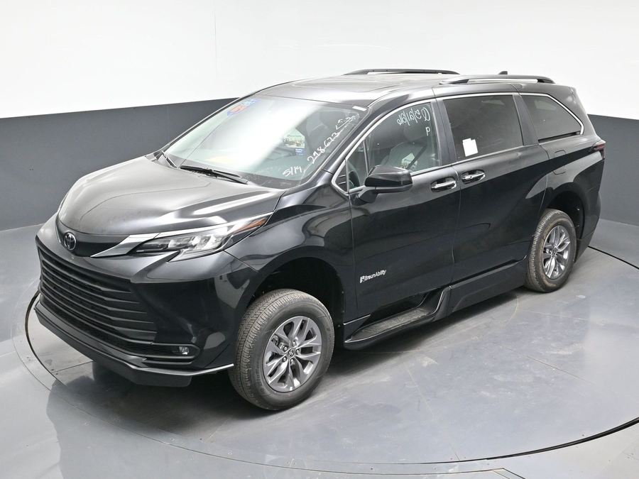Black Toyota Sienna image number 21