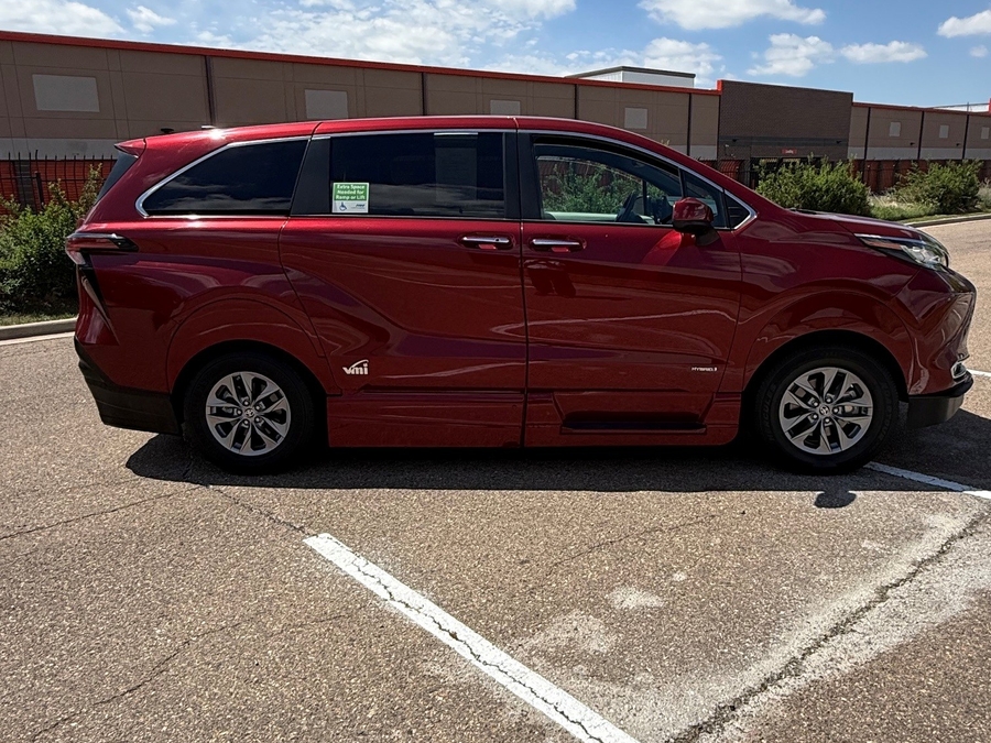 Red Toyota Sienna image number 1