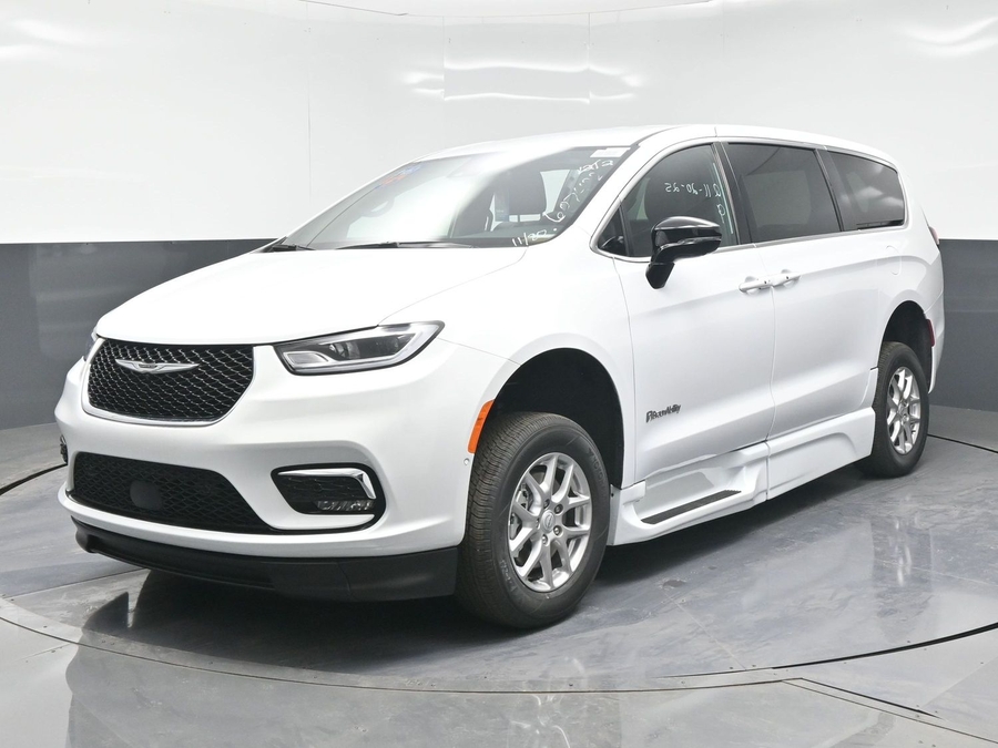 New 2025 Chrysler Pacifica Select Safety - BraunAbility Side Entry Entry In Floor Automatic Ramp