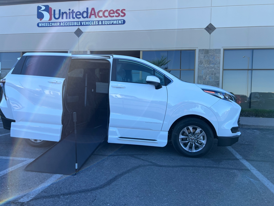 New 2025 Toyota Sienna Hybrid LE AWD - VMI  Entry  Ramp