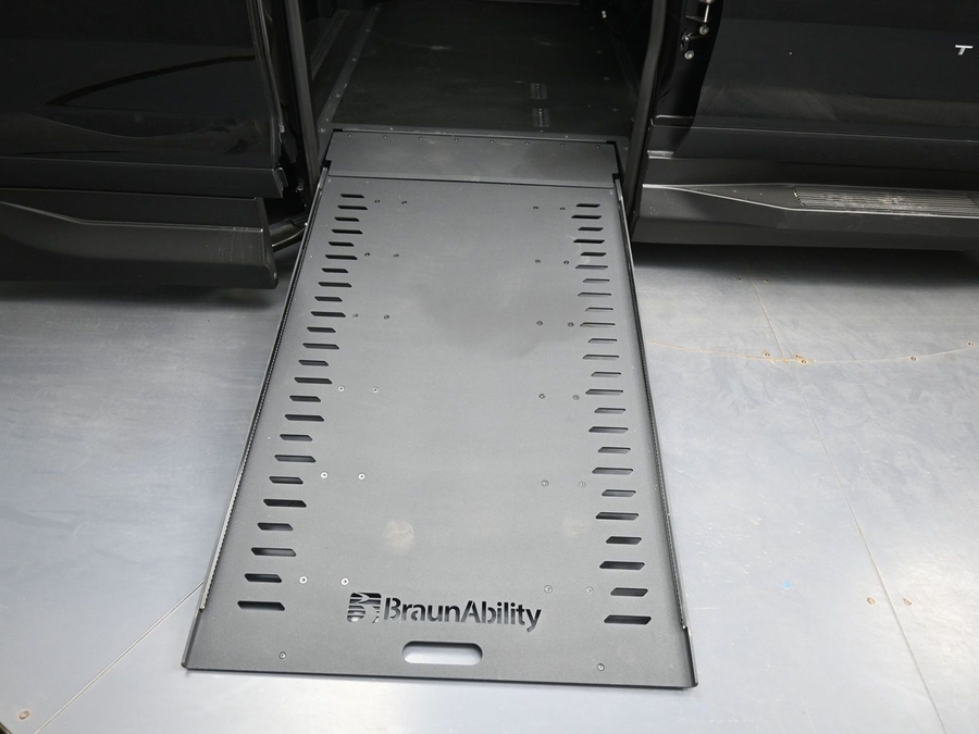 New 2026 Chevrolet Traverse 1LT - BraunAbility Side Entry Entry In Floor Automatic Ramp