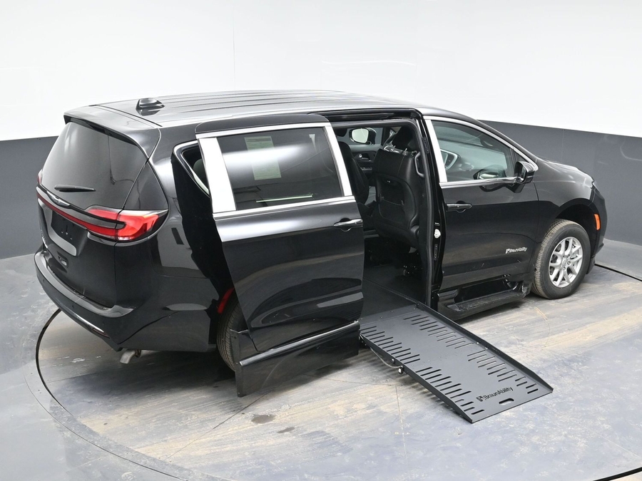 Black Chrysler Pacifica image number 22