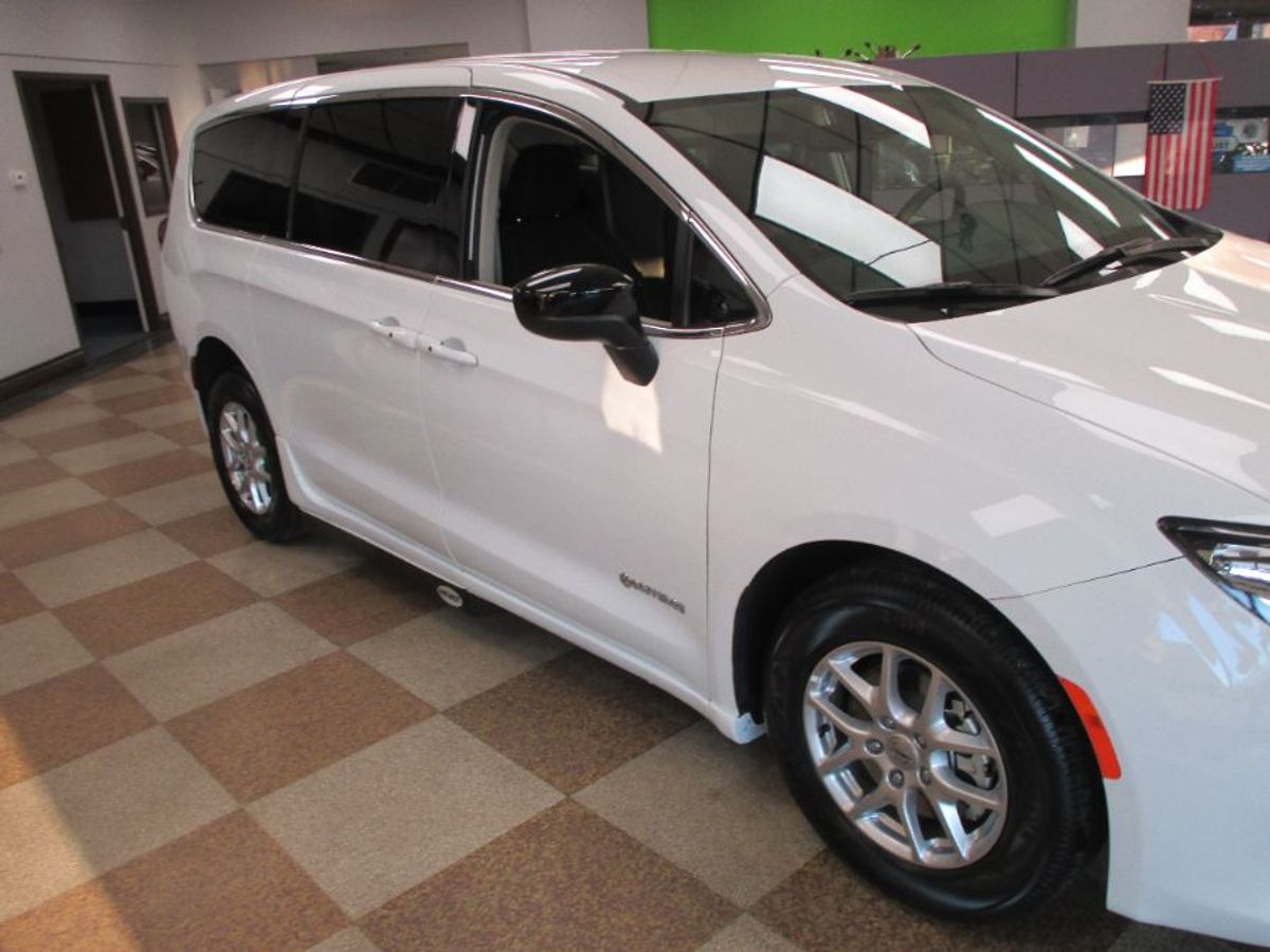 2024 CHRYSLER VOYAGER - Image 2