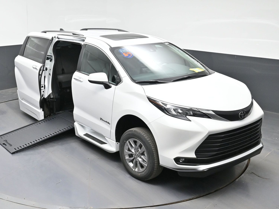 New 2026 Toyota Sienna Hybrid XLE Base - BraunAbility Side Entry In Floor Automatic Ramp