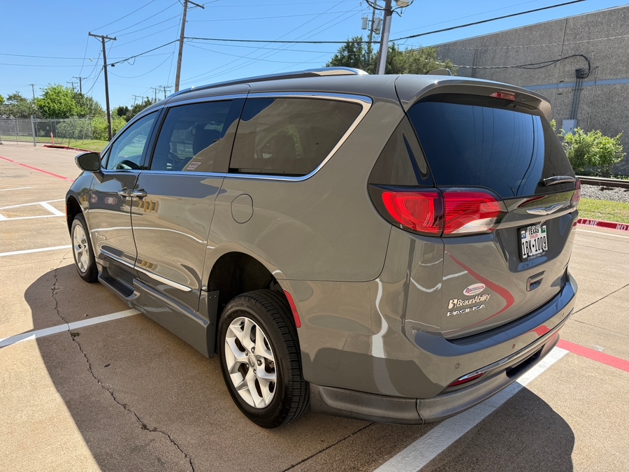 Used 2020 Chrysler Pacifica Limited - BraunAbility Side Entry Entry In Floor Automatic Ramp