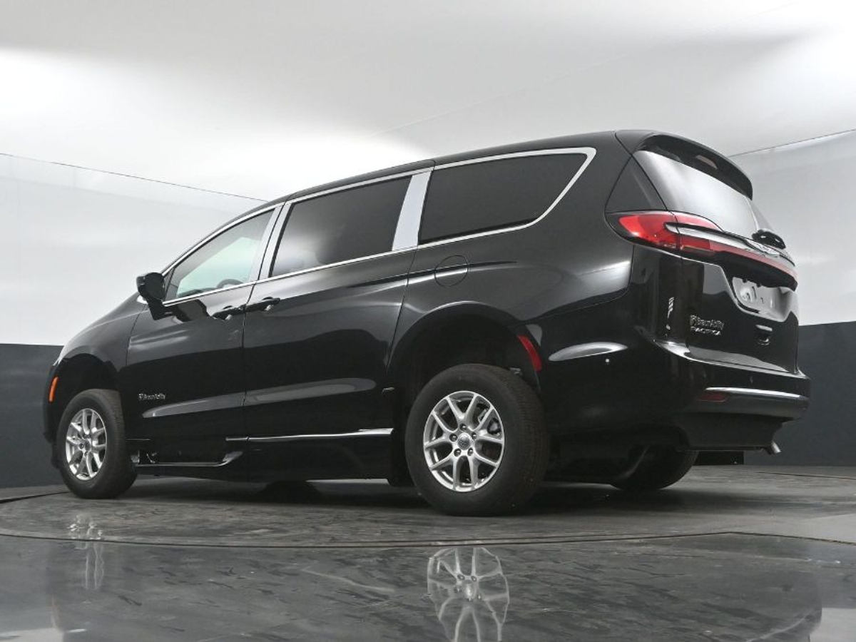 Black Chrysler Pacifica image number 20