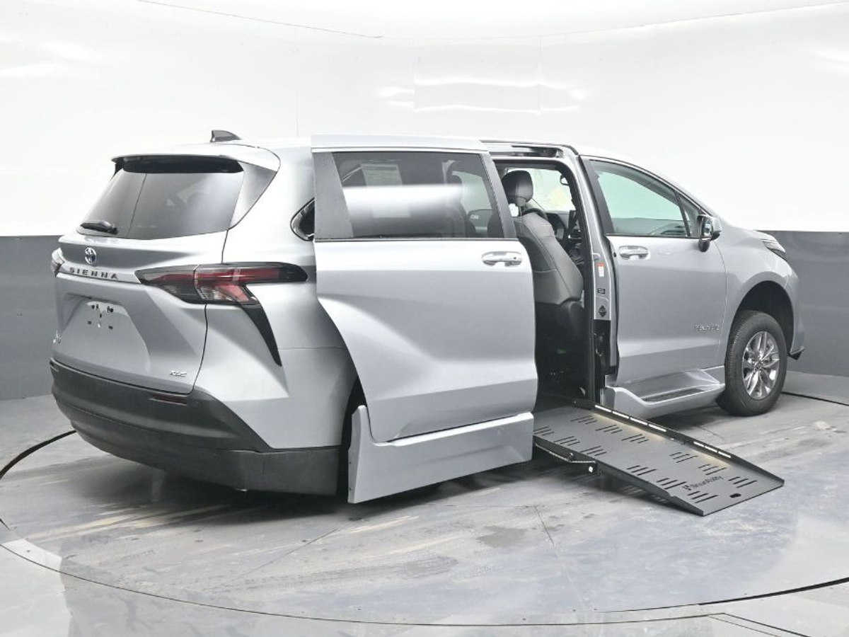 2025 TOYOTA SIENNA - Image 9