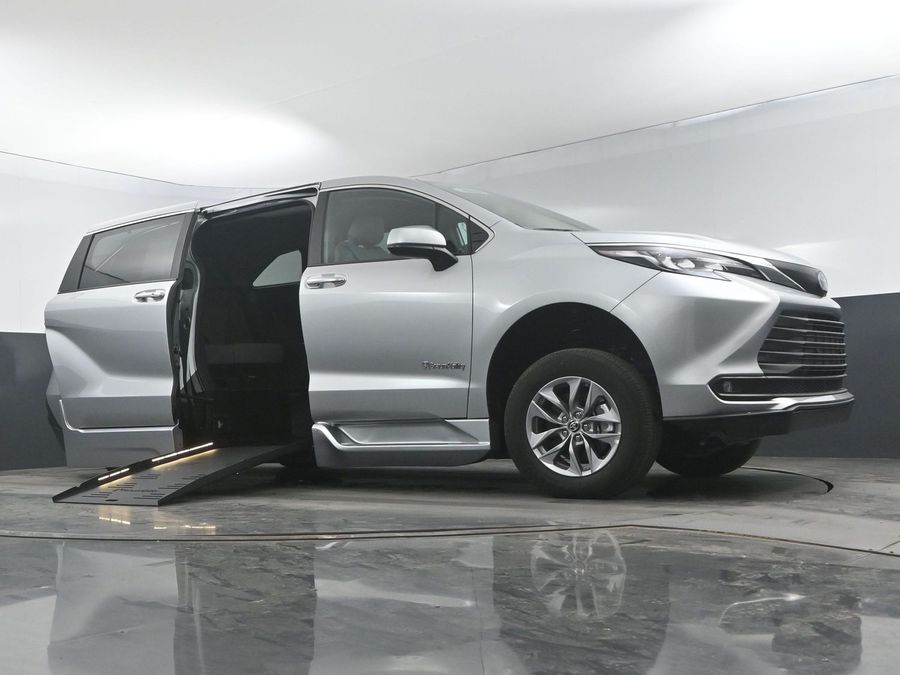 New 2025 Toyota Sienna Hybrid XLE Base - BraunAbility Side Entry Entry Fold Out Automatic Ramp
