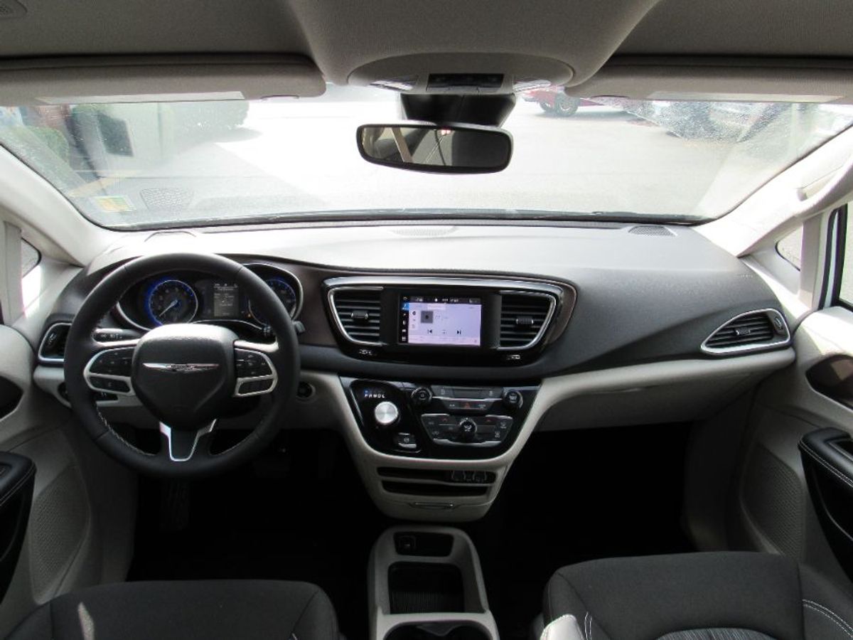 2024 CHRYSLER VOYAGER - Image 18