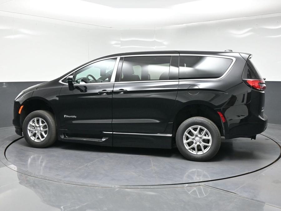 Black Chrysler Pacifica image number 1
