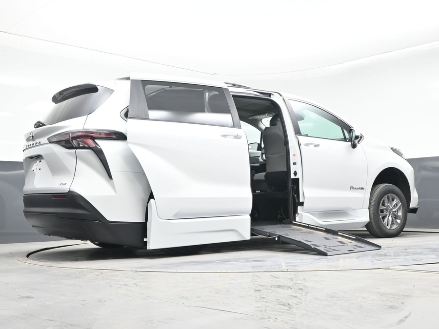 New 2026 Toyota Sienna Hybrid XLE Plus - BraunAbility Side Entry Entry Fold Out Automatic Ramp