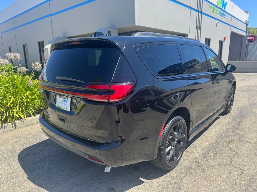 Black Chrysler Pacifica image number 6