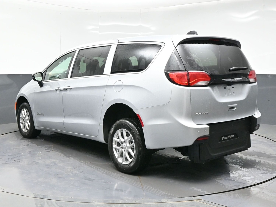 Silver Chrysler Voyager image number 1