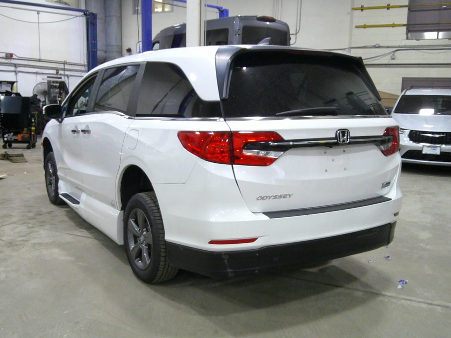 White Honda Odyssey image number 9