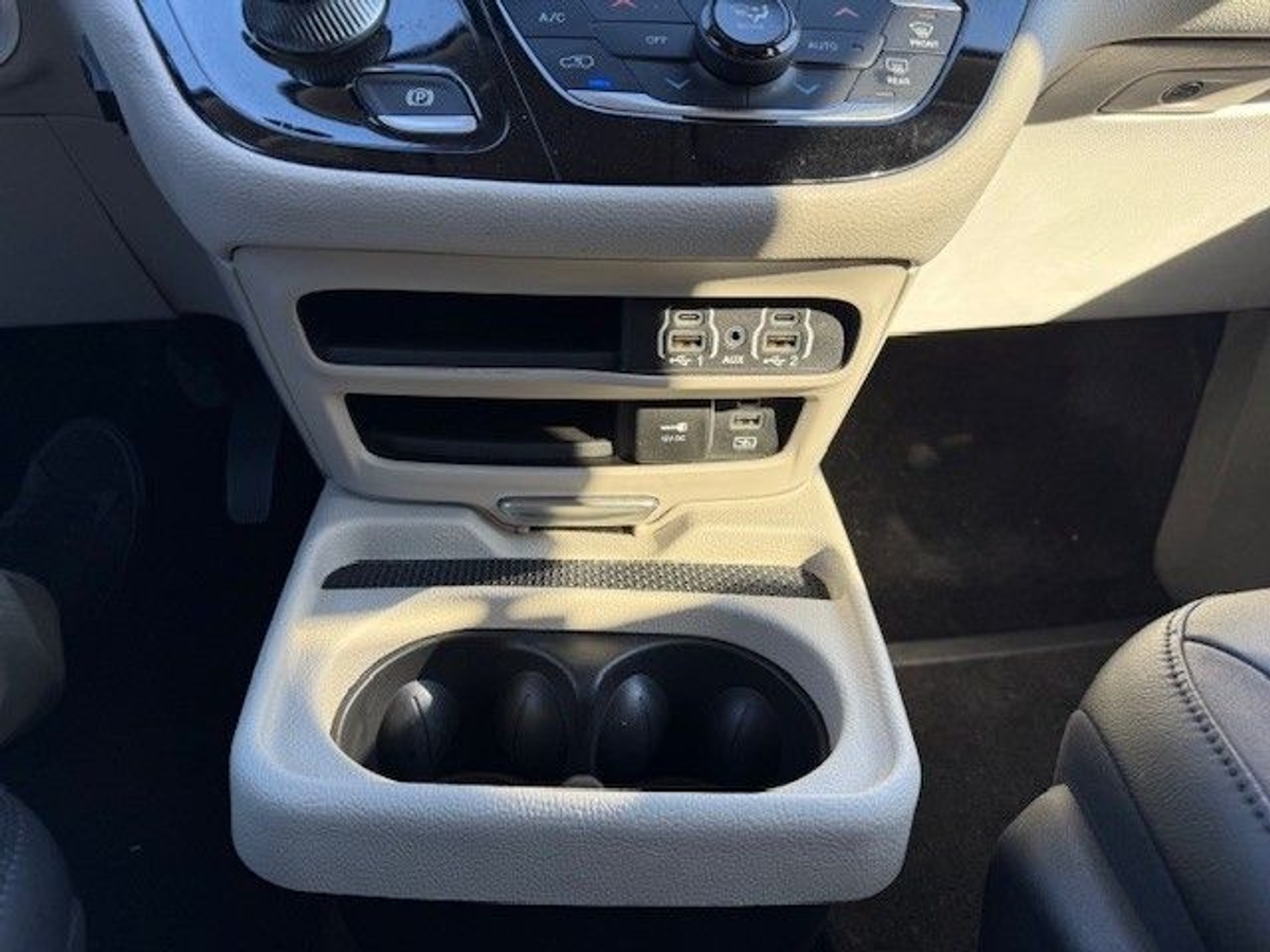 Silver Chrysler Pacifica image number 18