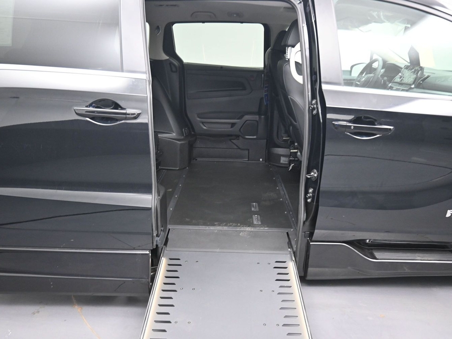 Black Honda Odyssey image number 9