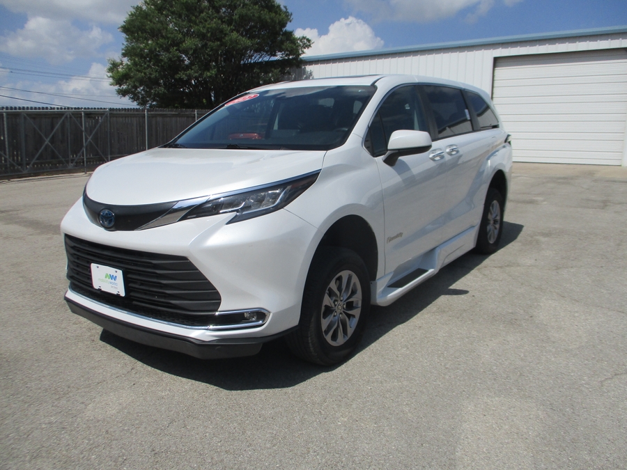 White Toyota Sienna image number 4
