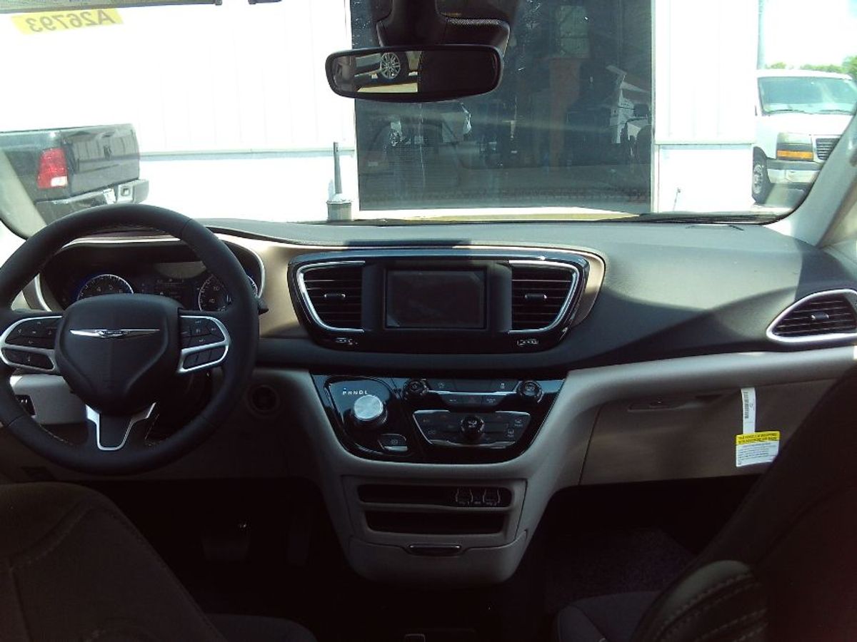 2024 CHRYSLER VOYAGER - Image 10