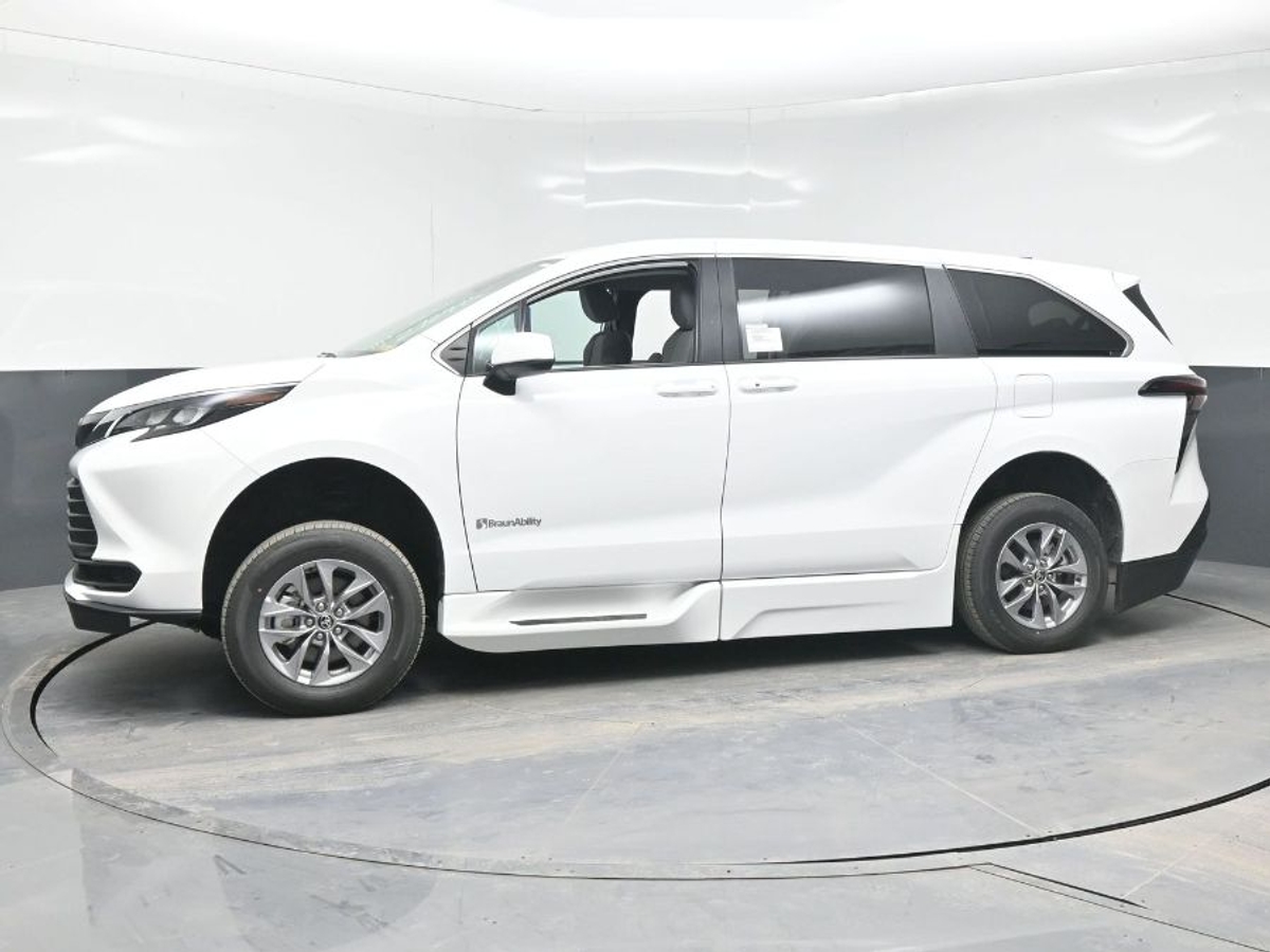 2025 TOYOTA SIENNA - Image 1