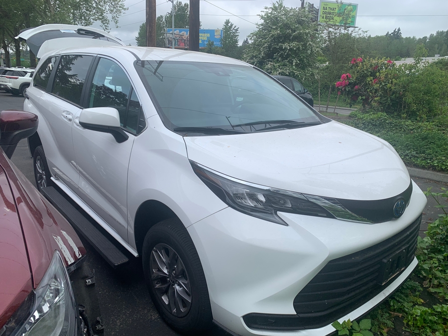 Used 2025 Toyota Sienna Hybrid LE - Vantage Mobility Rear Entry Entry Fold Out Manual Ramp