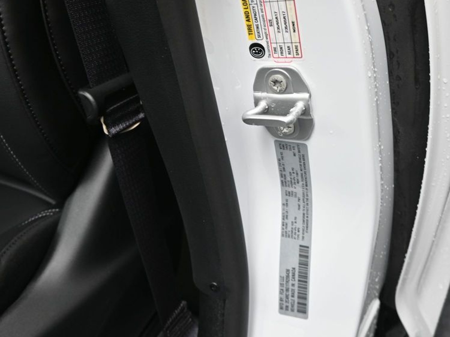 White Chrysler Pacifica image number 13