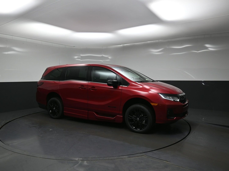 Red Honda Odyssey image number 14