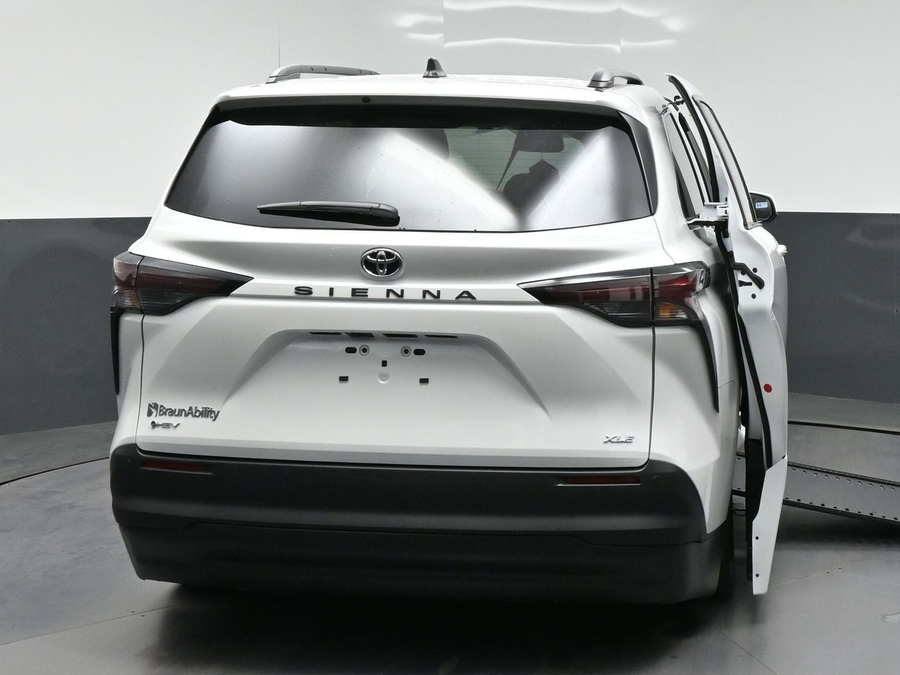 White Toyota Sienna image number 2