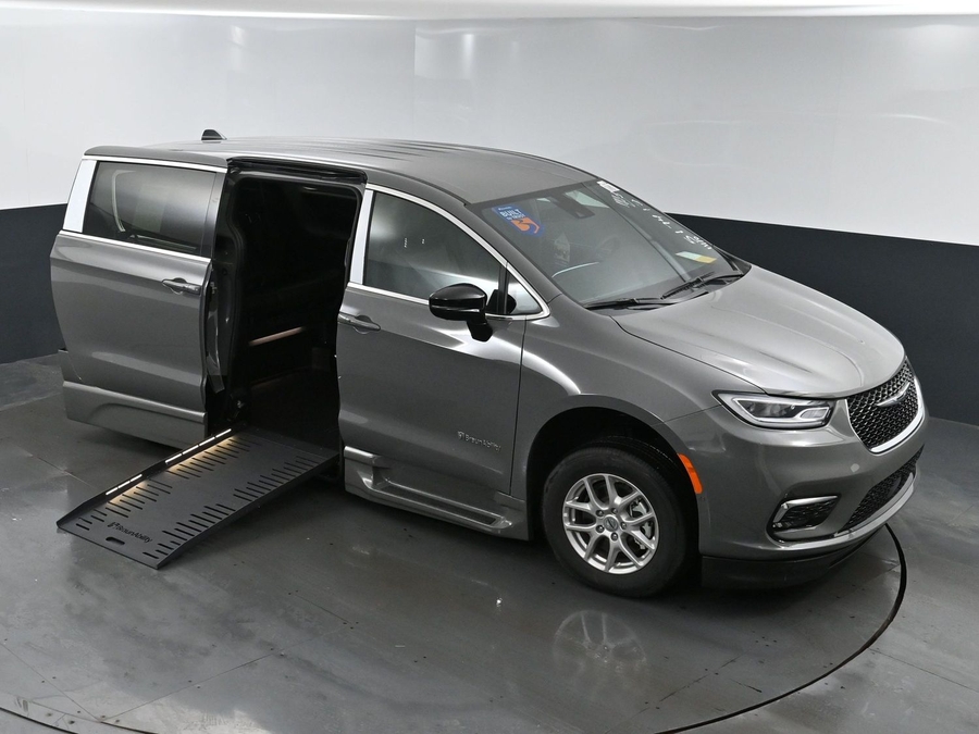 New 2025 Chrysler Pacifica Select Safety - BraunAbility Side Entry Entry Fold Out Automatic Ramp