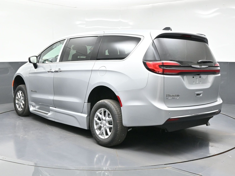 Silver Chrysler Pacifica image number 7