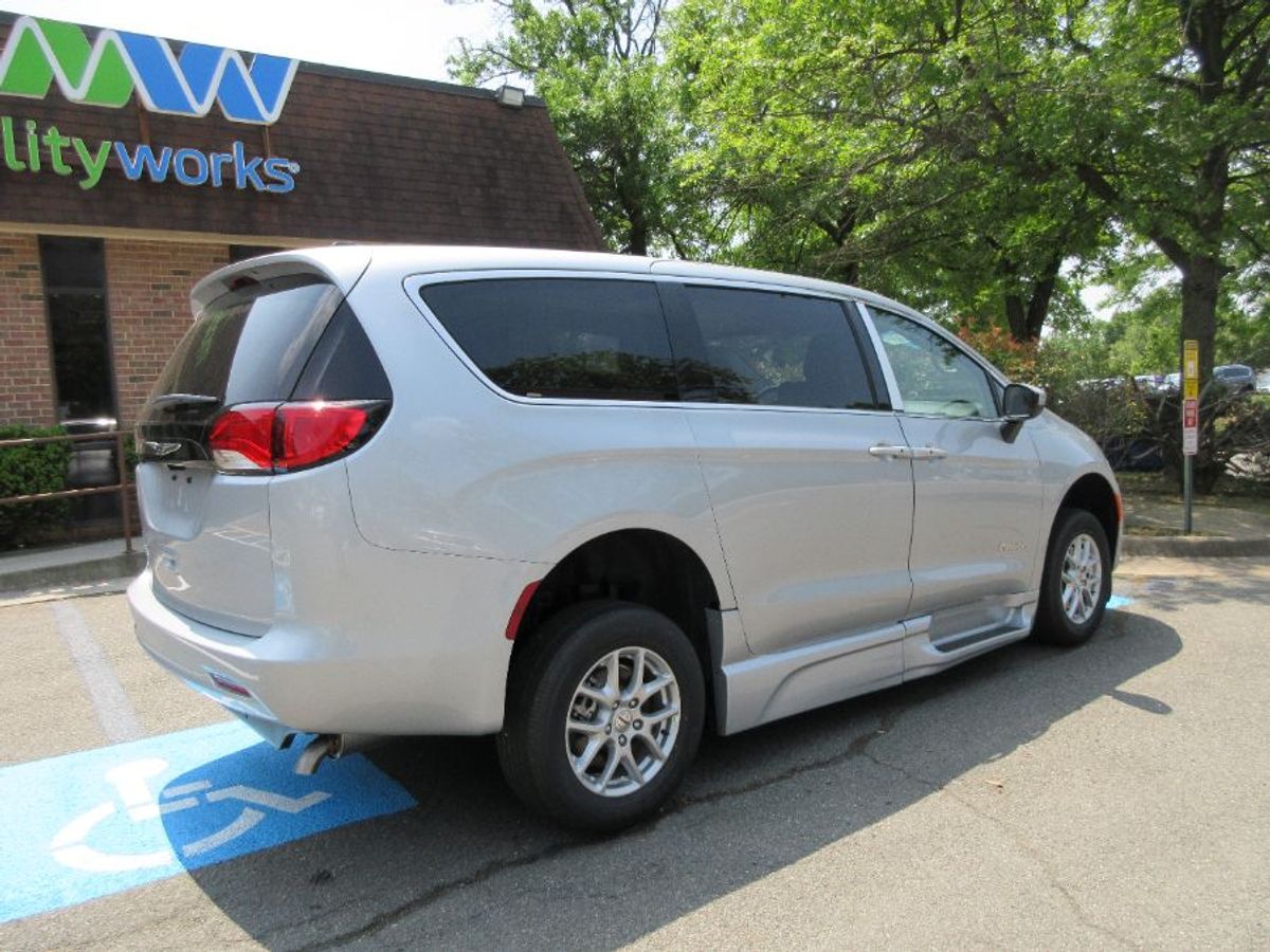 Silver Chrysler Voyager image number 7