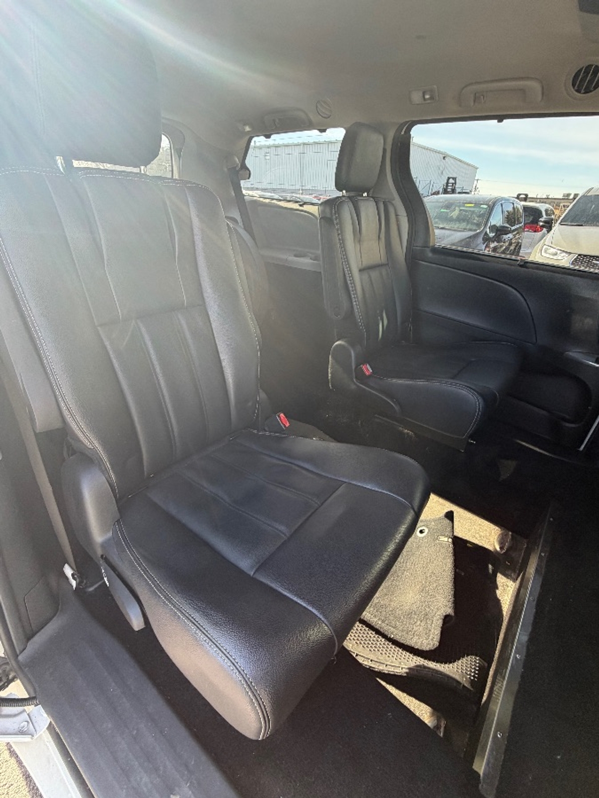 2015 TOYOTA SIENNA - Image 13