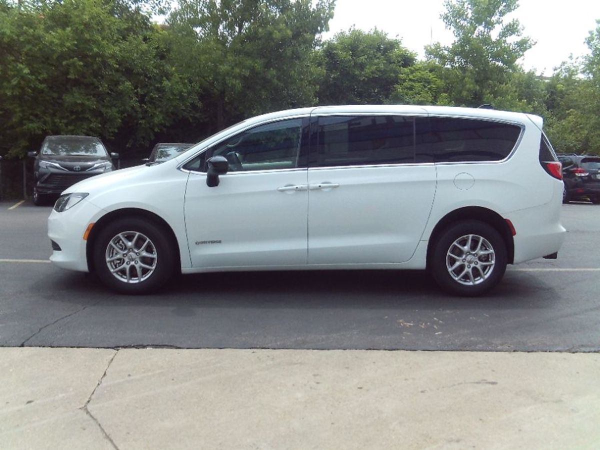 White Chrysler Voyager image number 2