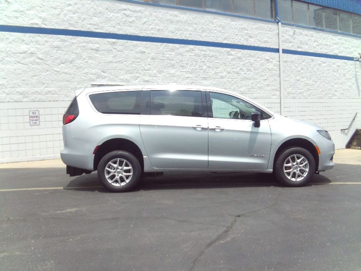 Silver Chrysler Voyager image number 1