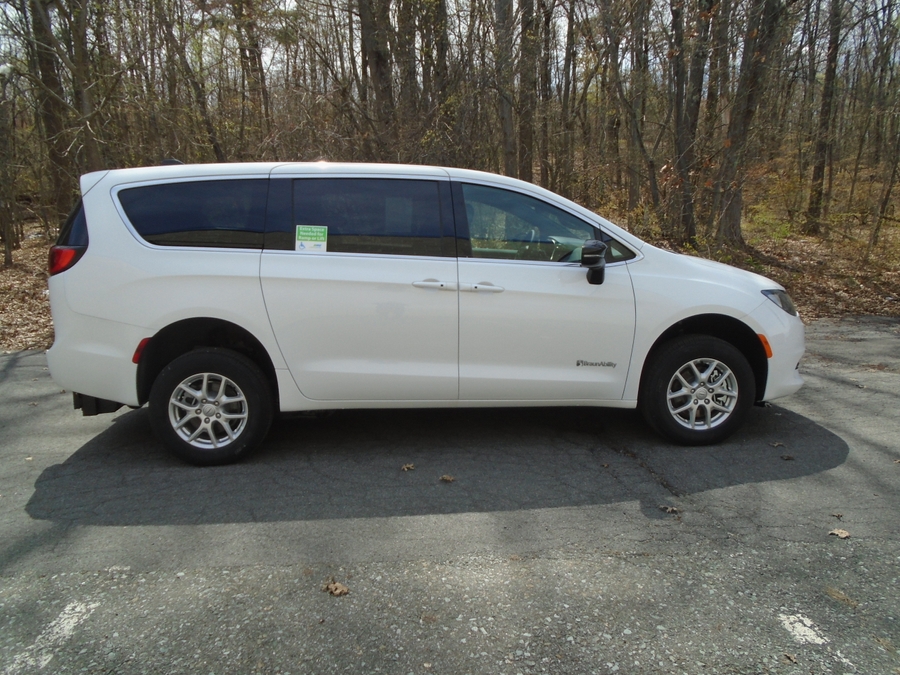 White Chrysler Voyager image number 9