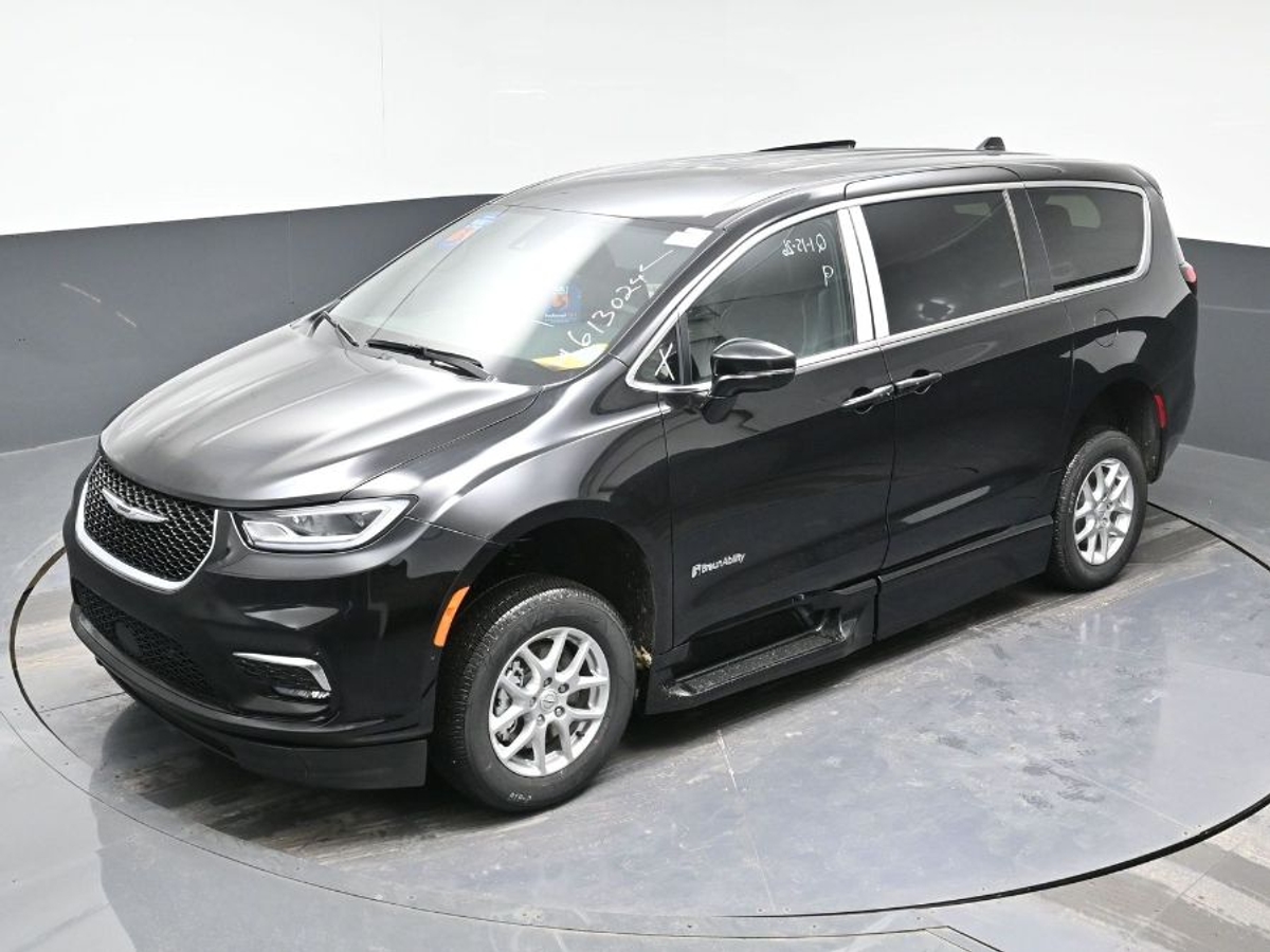 Black Chrysler Pacifica image number 22