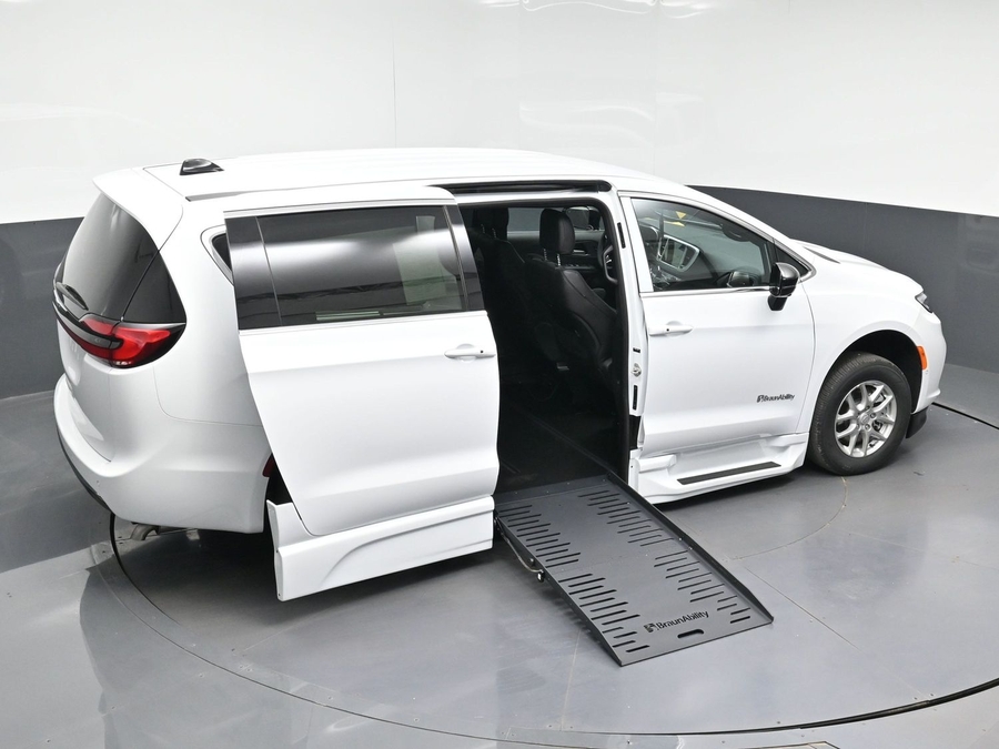 White Chrysler Pacifica image number 22