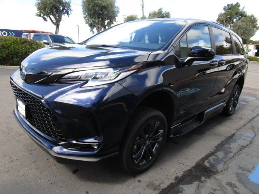 New 2025 Toyota Sienna Hybrid XSE Sport - BraunAbility Side Entry Entry Fold Out Automatic Ramp