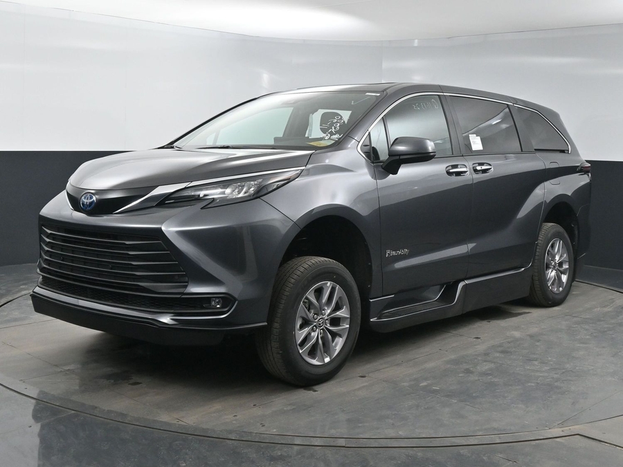 New 2025 Toyota Sienna Hybrid XLE Base - BraunAbility Side Entry Entry In Floor Automatic Ramp