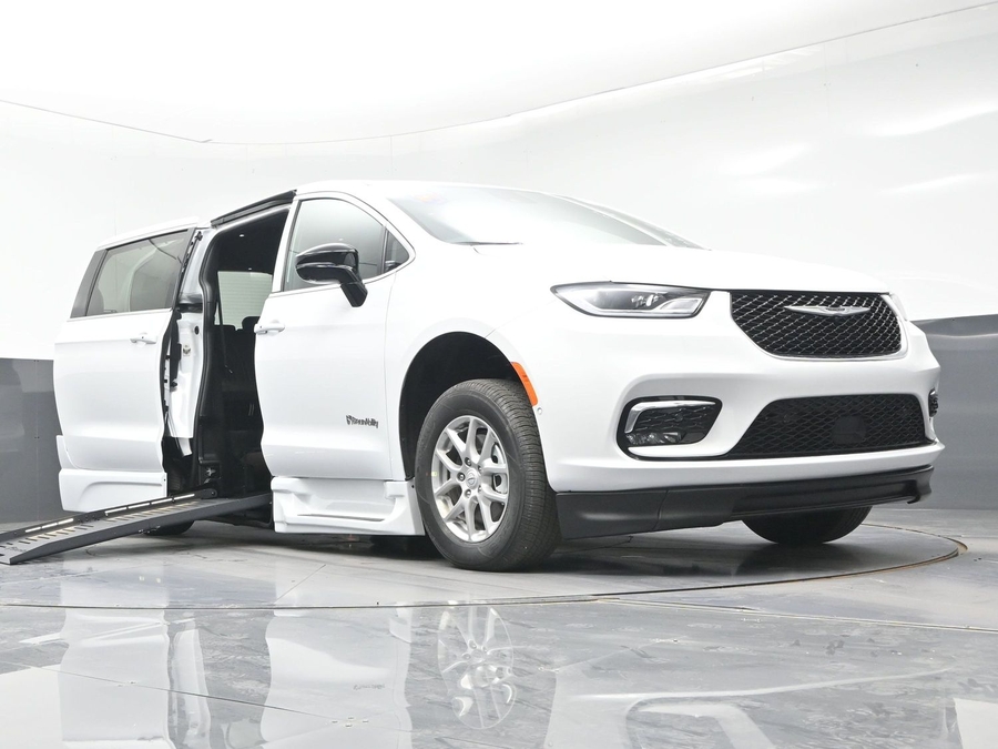 White Chrysler Pacifica image number 15