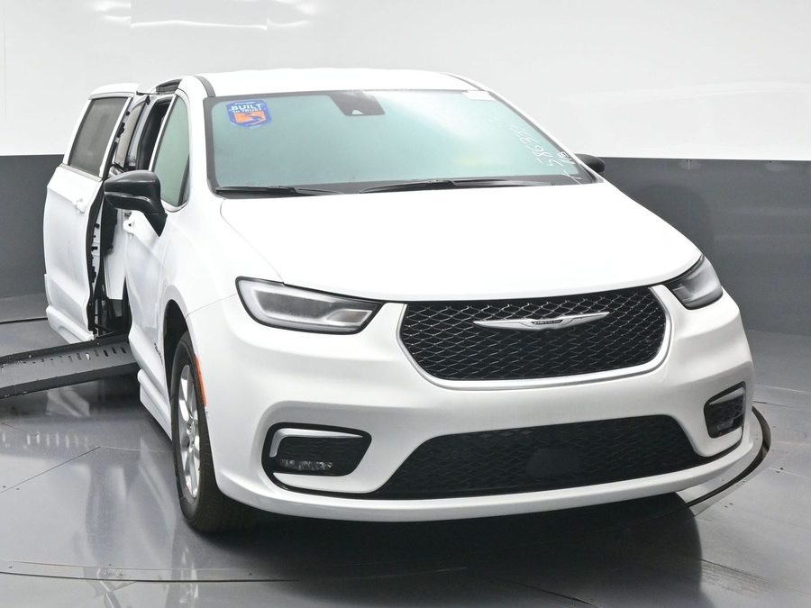 White Chrysler Pacifica image number 1