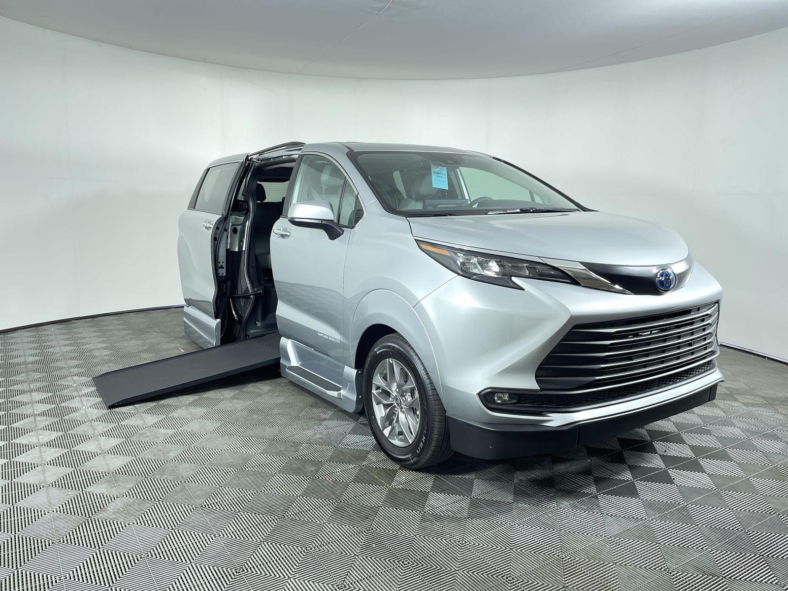 2025 Toyota Sienna FWD XLE Plus