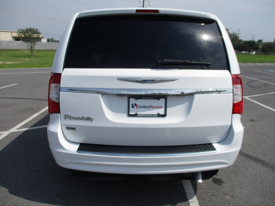 Used 2015 Chrysler Town and Country Touring - BraunAbility Side Entry Entry Fold Out Automatic Ramp