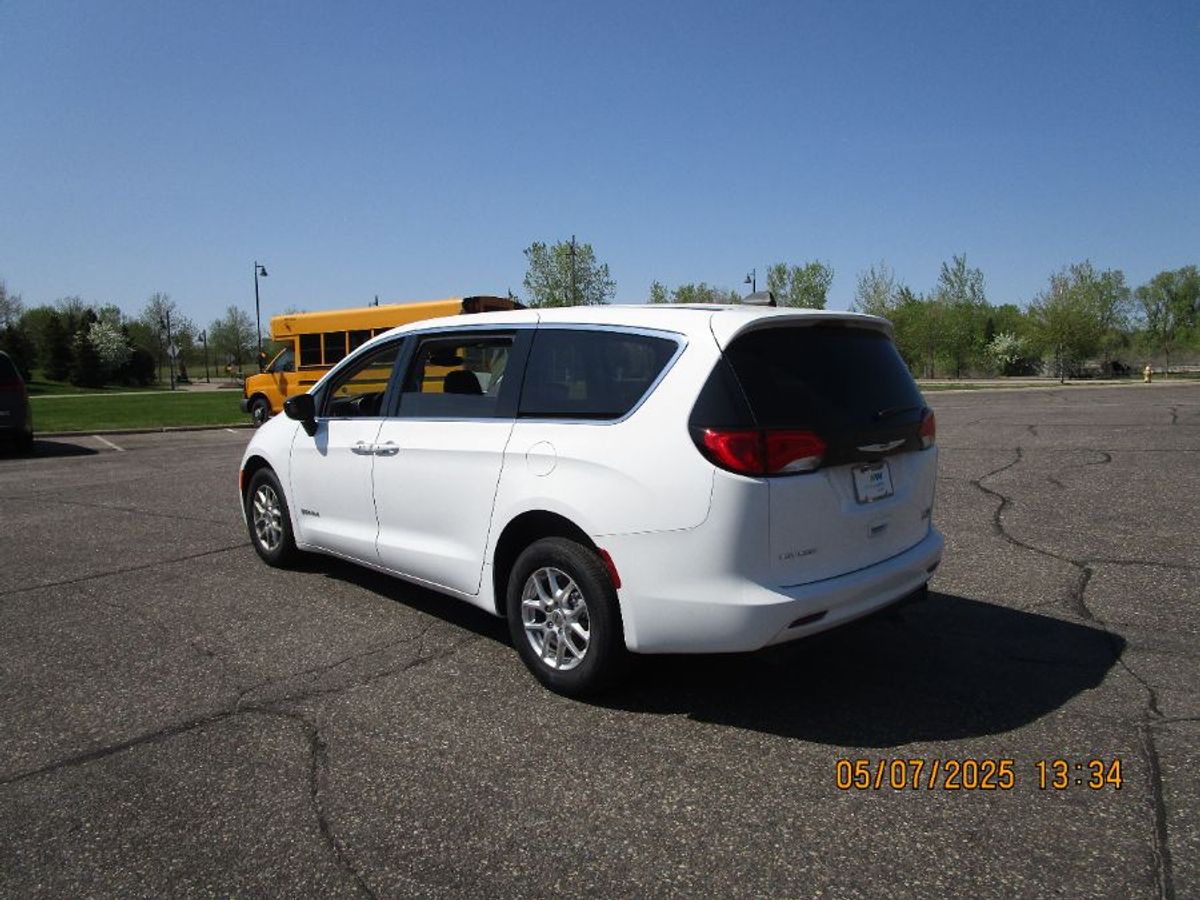 White Chrysler Voyager image number 5