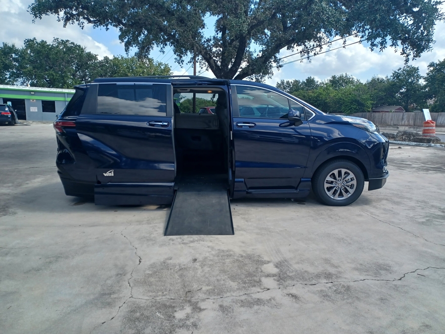 Blue Toyota Sienna image number 1