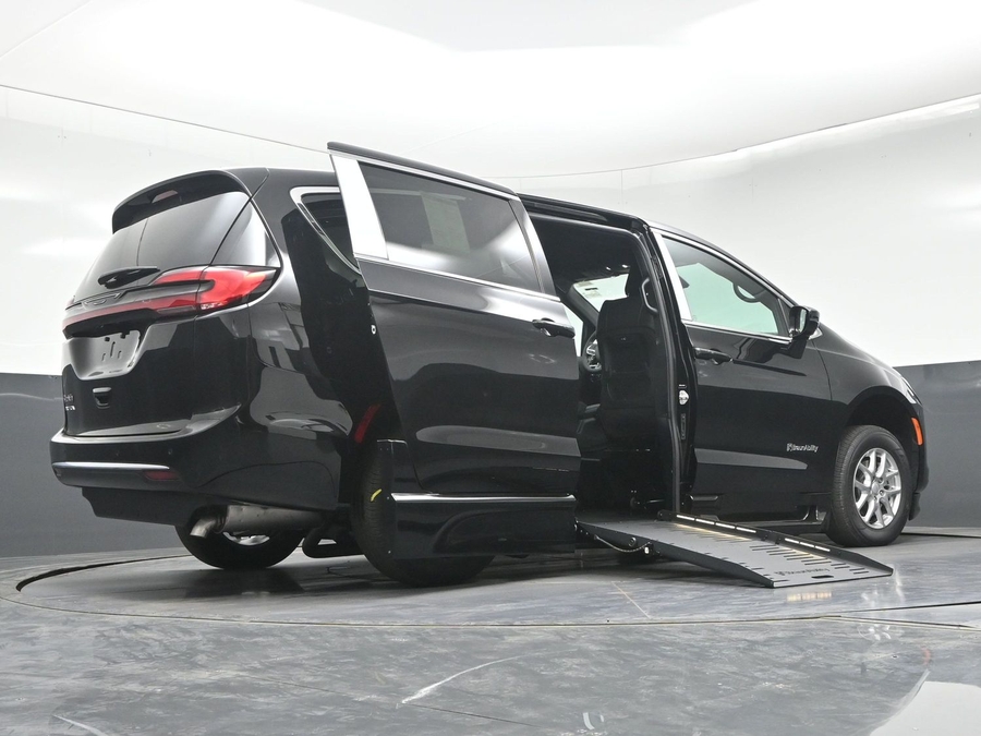 Black Chrysler Pacifica image number 18
