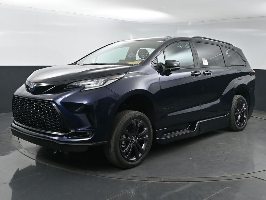 New 2025 Toyota Sienna Hybrid XSE Sport - BraunAbility Side Entry Entry In Floor Automatic Ramp