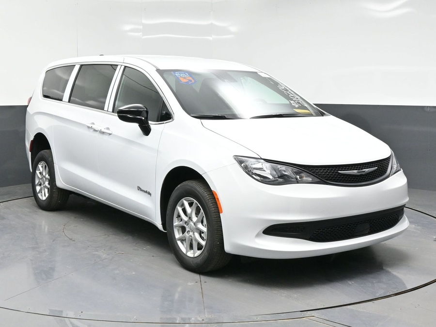 White Chrysler Voyager image number 9