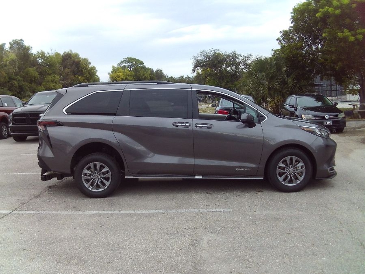 2024 TOYOTA SIENNA - Image 8