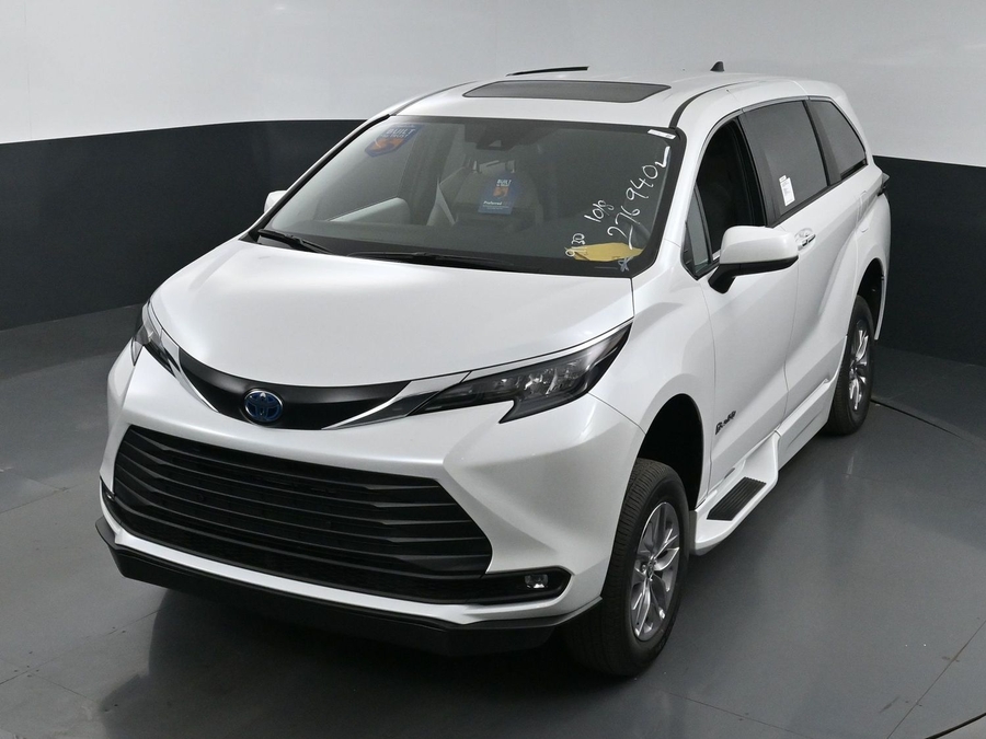 New 2025 Toyota Sienna Hybrid XLE Base - BraunAbility Side Entry Entry Fold Out Automatic Ramp