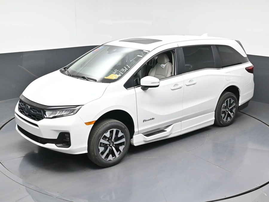 White Honda Odyssey image number 22